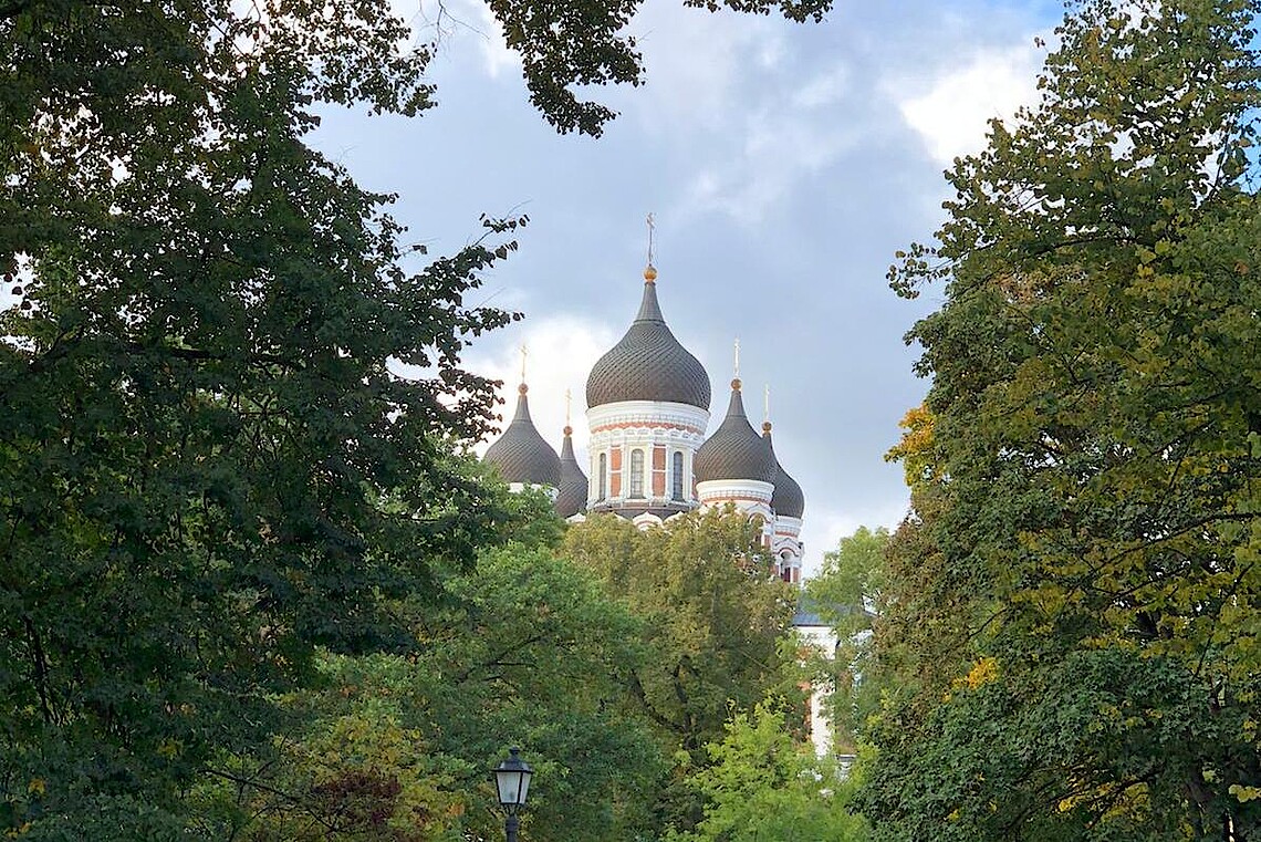Orthodoxe Kirche vor blauem Himmel
