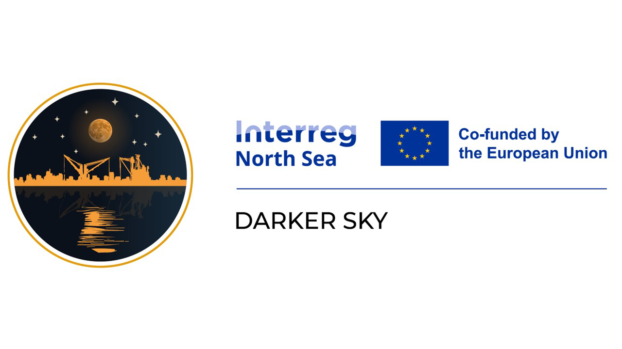 Das DARKER SKY Logo: Projektemblem mit einem Hafen und Nachthimmel neben dem EU Interreg North Sea Region Programme Logo