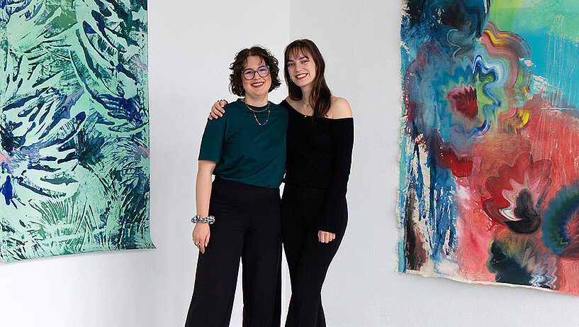 Tabea und Finja zeigen ihre Abschussarbeiten Nachwuchskunst auf dem Rundgang Armgarstraße