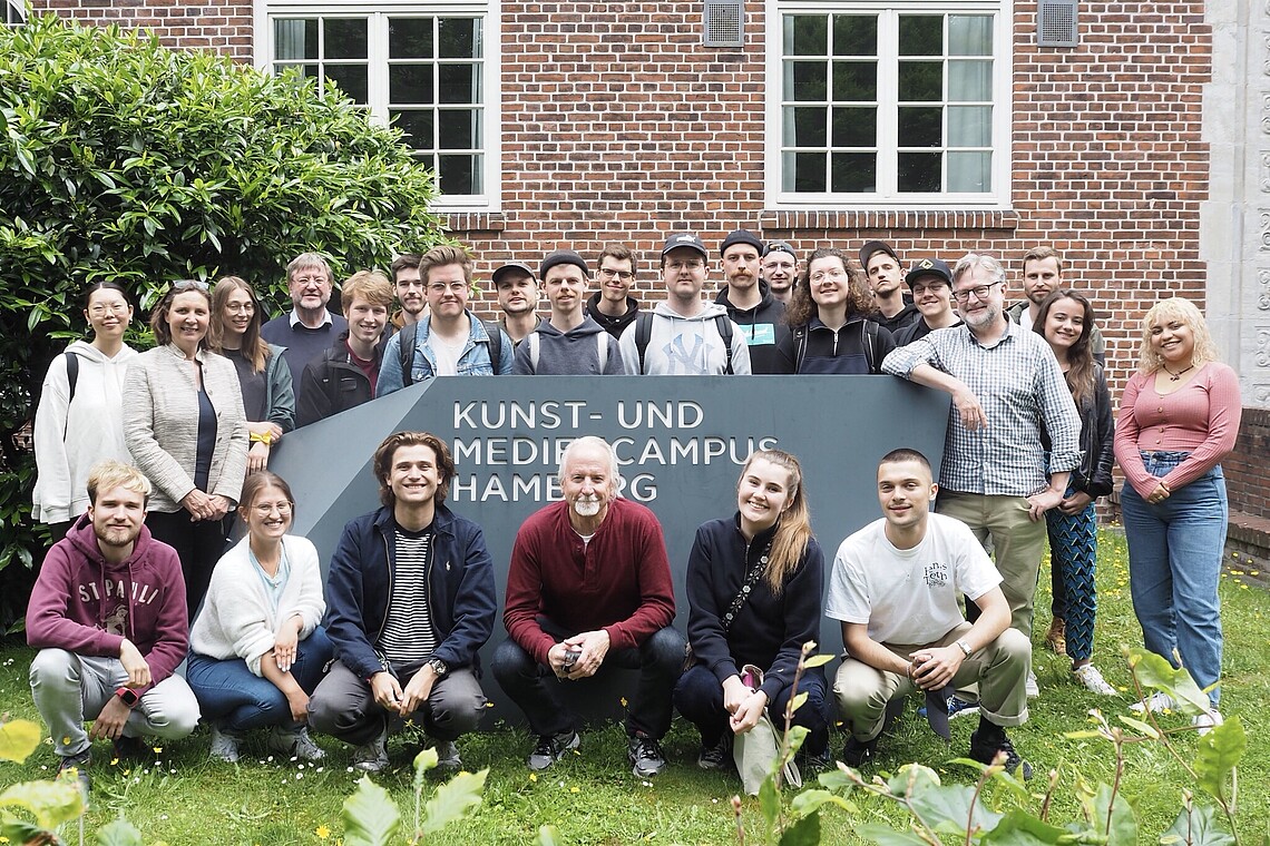 Gruppen von Studierenden und Lehrenden vor dem Campus Finkenau