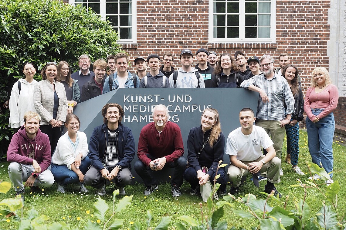 Gruppen von Studierenden und Lehrenden vor dem Campus Finkenau