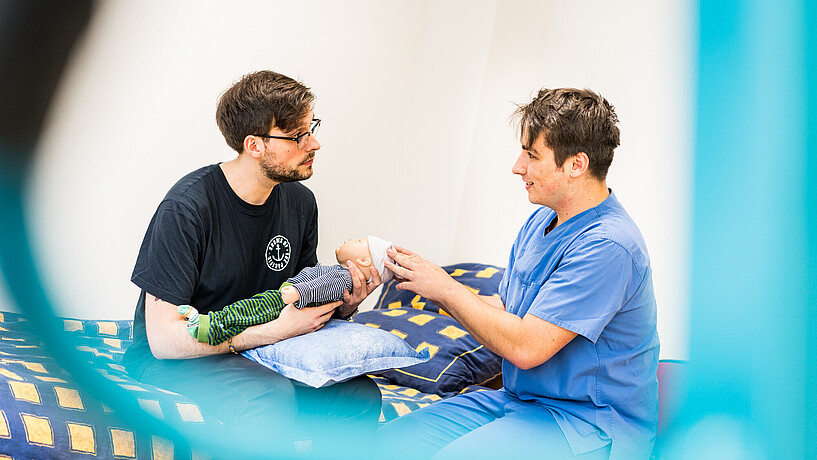 Hebammenstudierende im Skills Lab Studierende im Skills Lab